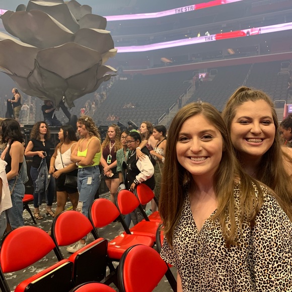 Meet your Posher, Lindsey and Kaylee - Picture 4 of 4